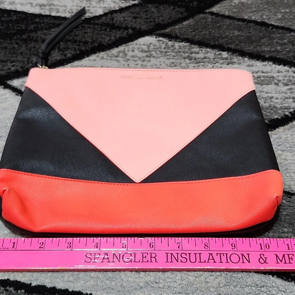 VICTORIA SECRET 2016 CORAL BLACK FAUX-LEATHER GEO FULL-ZIP BEAUTY COSMETICCLUTCH